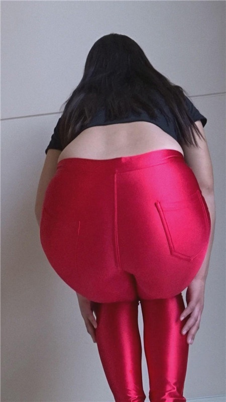 模拍漂亮的红色皮裤紧身美女（二）[1.71G/MP4]