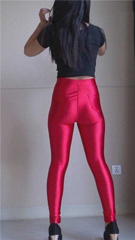 模拍漂亮的红色皮裤紧身美女（二）[1.71G/MP4]