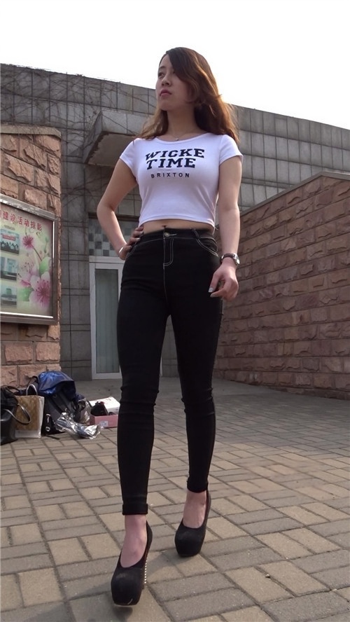 模拍极品牛仔黑裤小姐姐一、[3.78G/MP4]