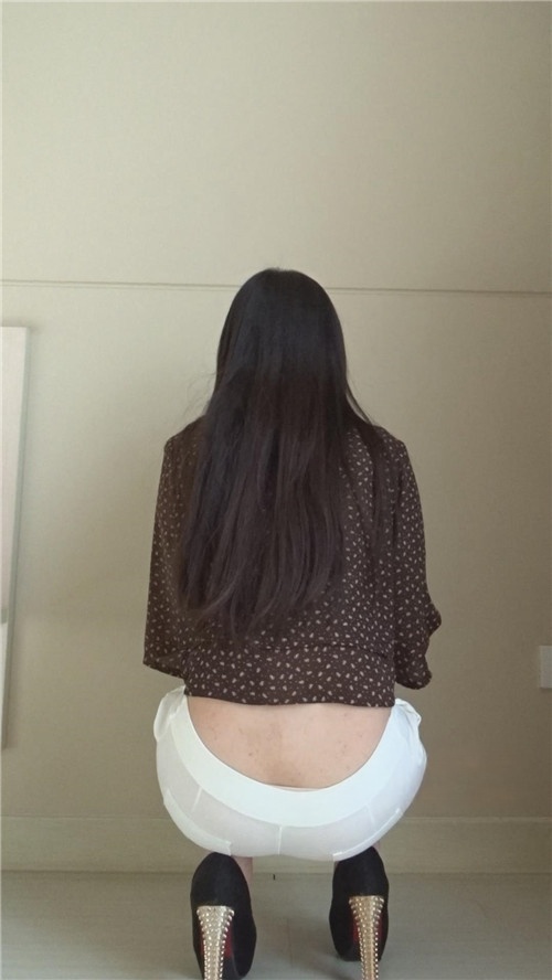 漂亮的白色紧身裤小姐姐[5.06G/MP4]