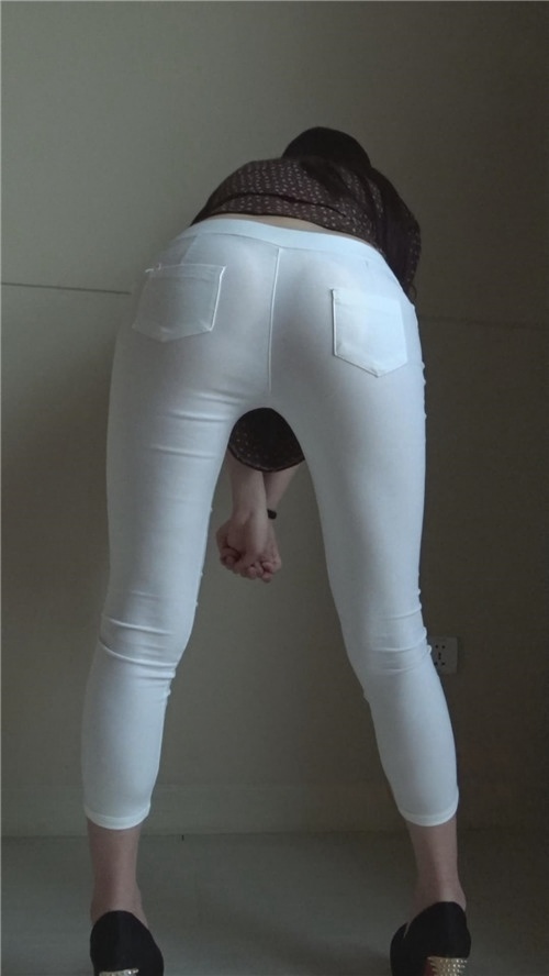 漂亮的白色紧身裤小姐姐[5.06G/MP4]