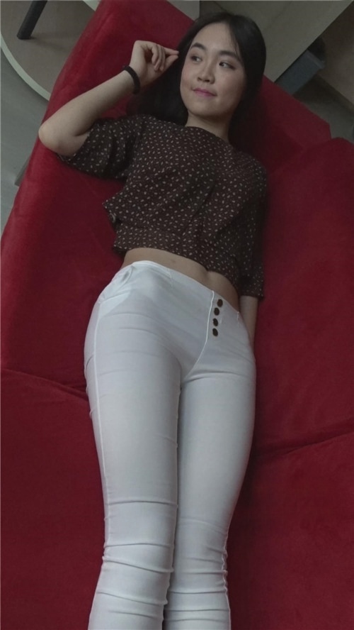 漂亮的白色紧身裤小姐姐[5.06G/MP4]