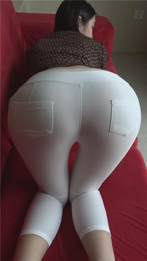 漂亮的白色紧身裤小姐姐[5.06G/MP4]