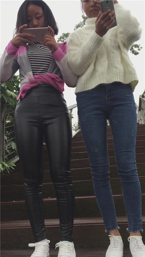 皮裤和牛仔妹子[2.22G/MP4]