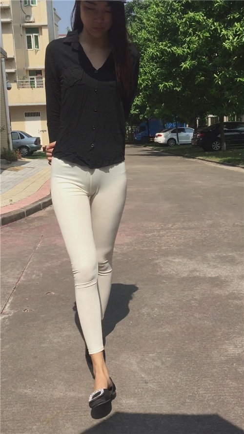 白色紧身裤妹子[1.64G/MP4]