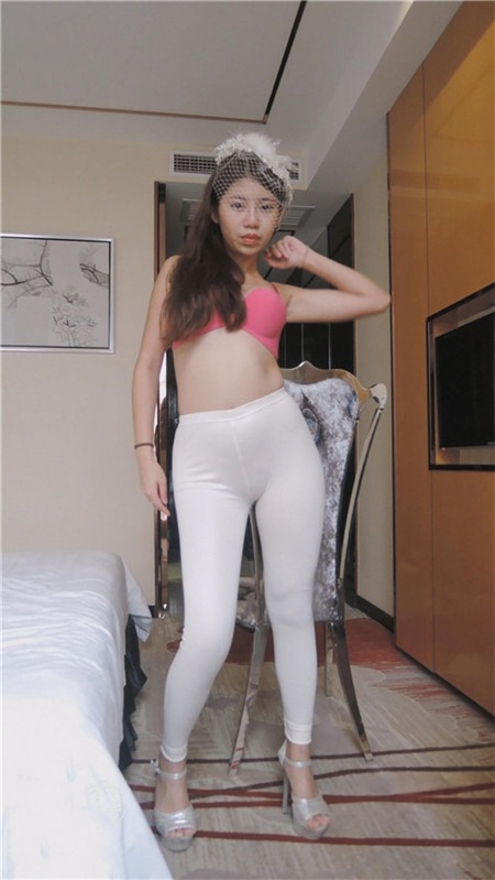 模拍白色紧身裤美女[1.43G/MP4]