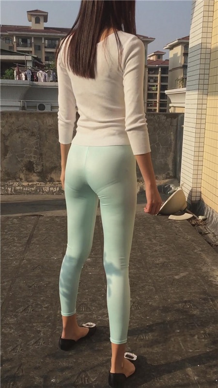 模拍阳台上蓝色紧身裤美女[1.62G/MP4]