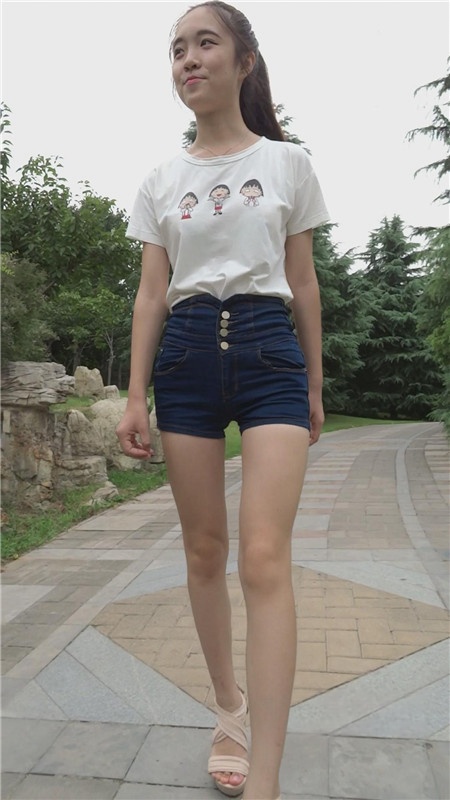 模拍紧身蓝色牛仔热裤美女[3.39G/MP4]