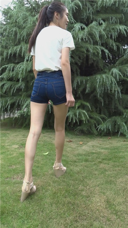 模拍紧身蓝色牛仔热裤美女[3.39G/MP4]