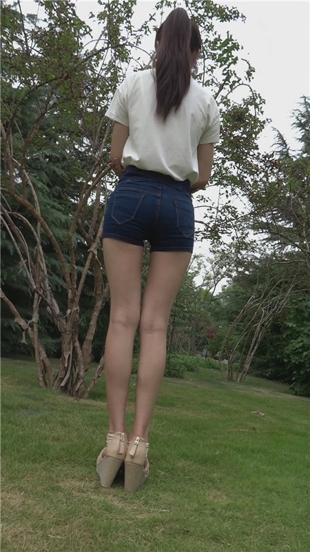 模拍紧身蓝色牛仔热裤美女[3.39G/MP4]