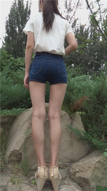 模拍紧身蓝色牛仔热裤美女[3.39G/MP4]