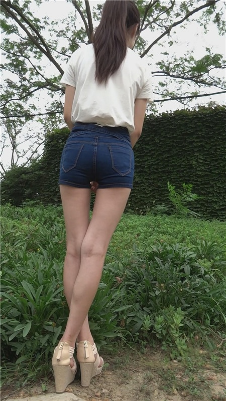 模拍紧身蓝色牛仔热裤美女[3.39G/MP4]