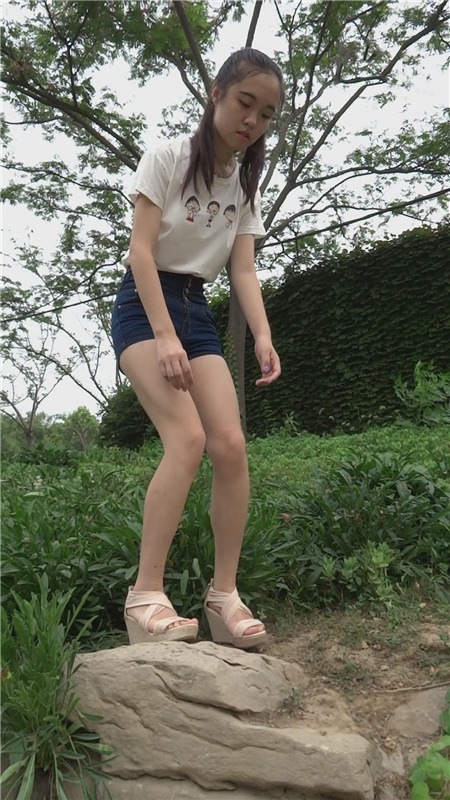 模拍紧身蓝色牛仔热裤美女[3.39G/MP4]