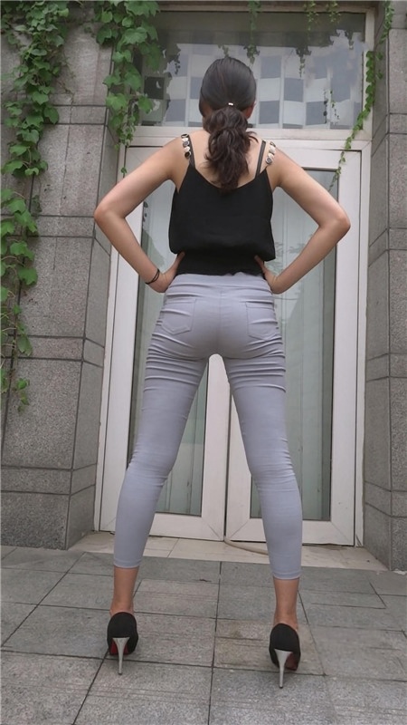 模拍灰色紧身裤美女（一）[1.94G/MP4]