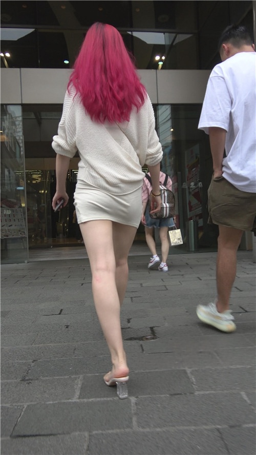 红发白色包臀短裙妹纸[1.39G/MP4]