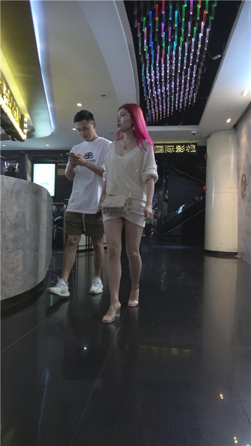 红发白色包臀短裙妹纸[1.39G/MP4]