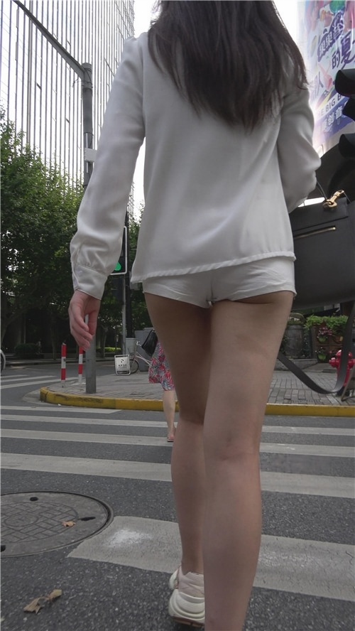 漂亮的白色短裤小月牙美女[1.78G/MP4]