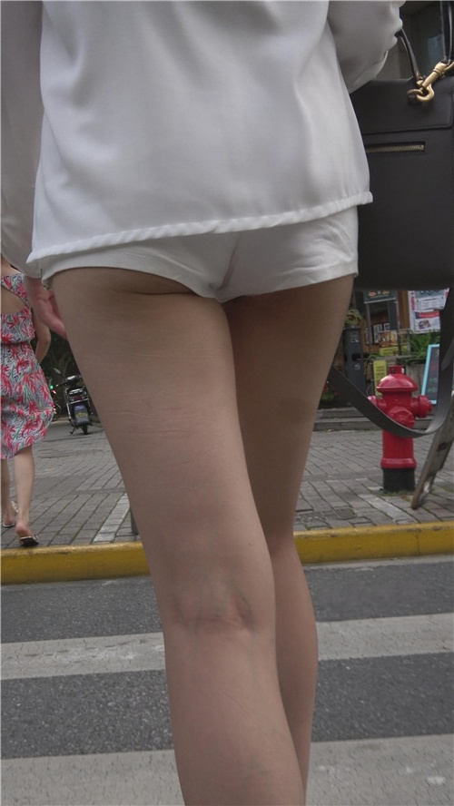 漂亮的白色短裤小月牙美女[1.78G/MP4]