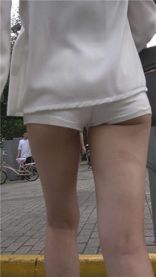 漂亮的白色短裤小月牙美女[1.78G/MP4]