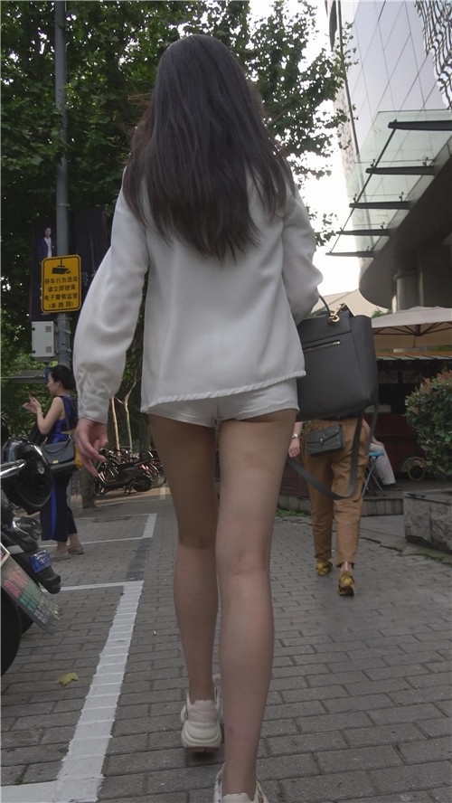 漂亮的白色短裤小月牙美女[1.78G/MP4]