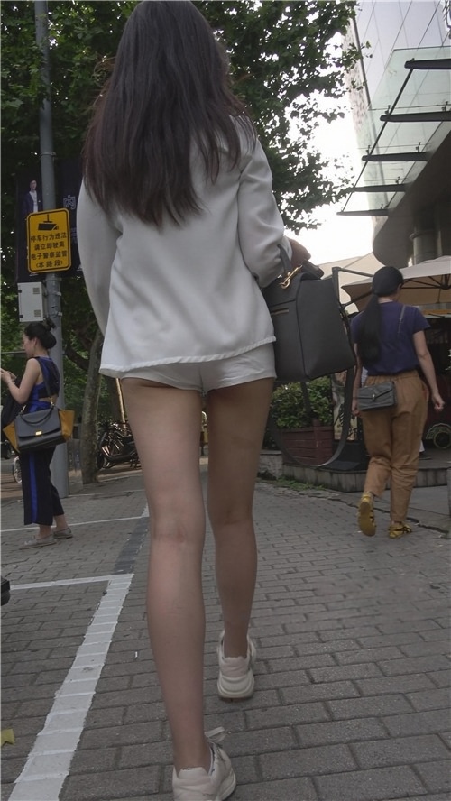 漂亮的白色短裤小月牙美女[1.78G/MP4]