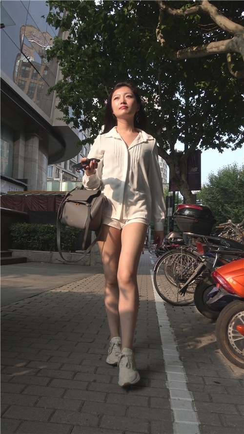 漂亮的白色短裤小月牙美女[1.78G/MP4]