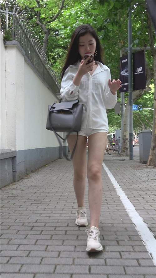 漂亮的白色短裤小月牙美女[1.78G/MP4]