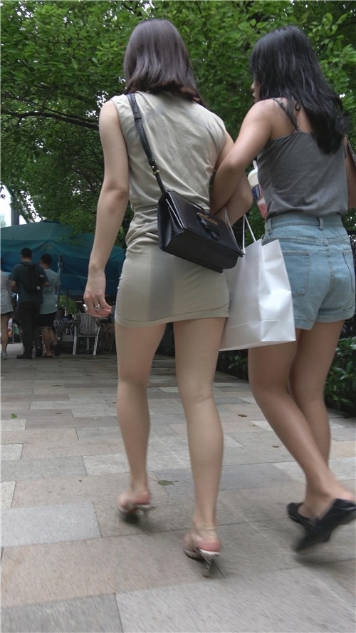 连体包臀裙妹子[2.32G/MP4]