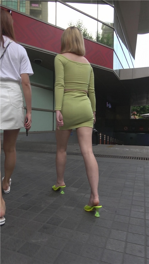 紧身包臀裙套装丰腴妹子[1.93G/MP4]