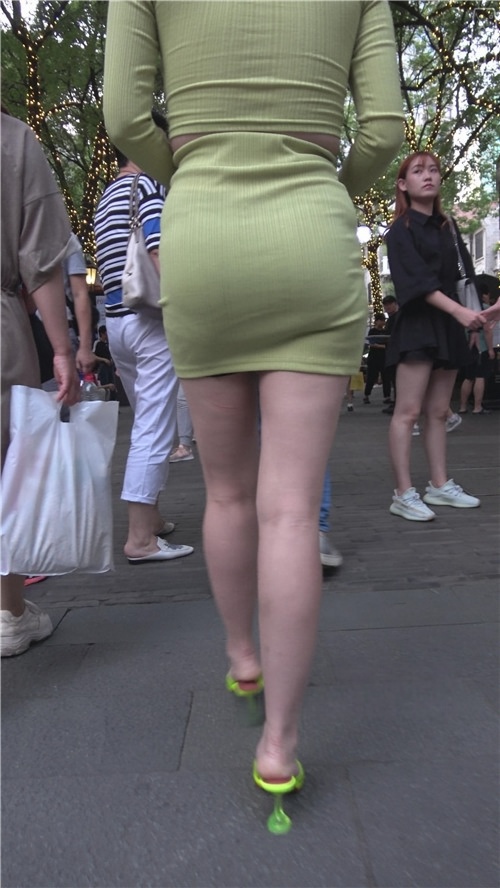 紧身包臀裙套装丰腴妹子[1.93G/MP4]