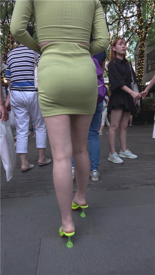 紧身包臀裙套装丰腴妹子[1.93G/MP4]