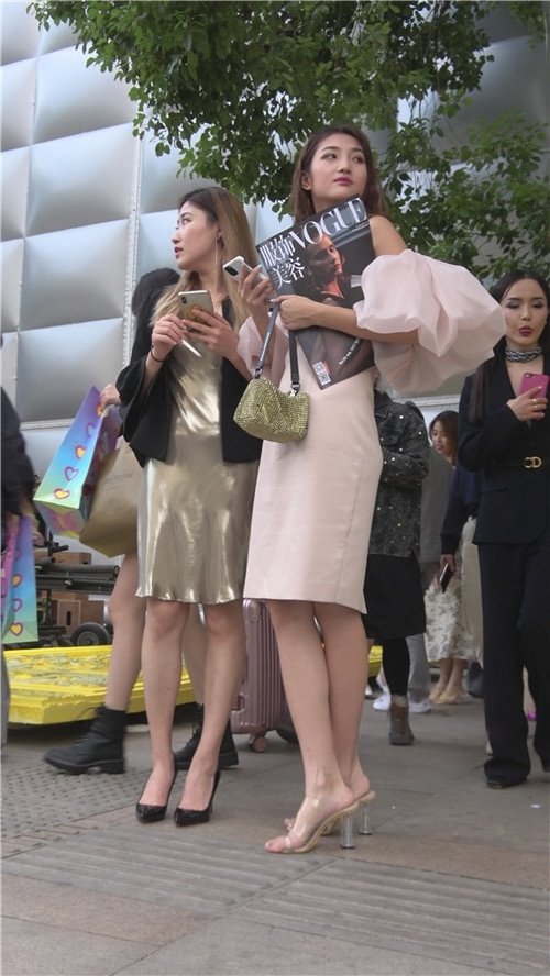 街拍两个一直在拍照的美女小姐姐[1.71G/MP4]