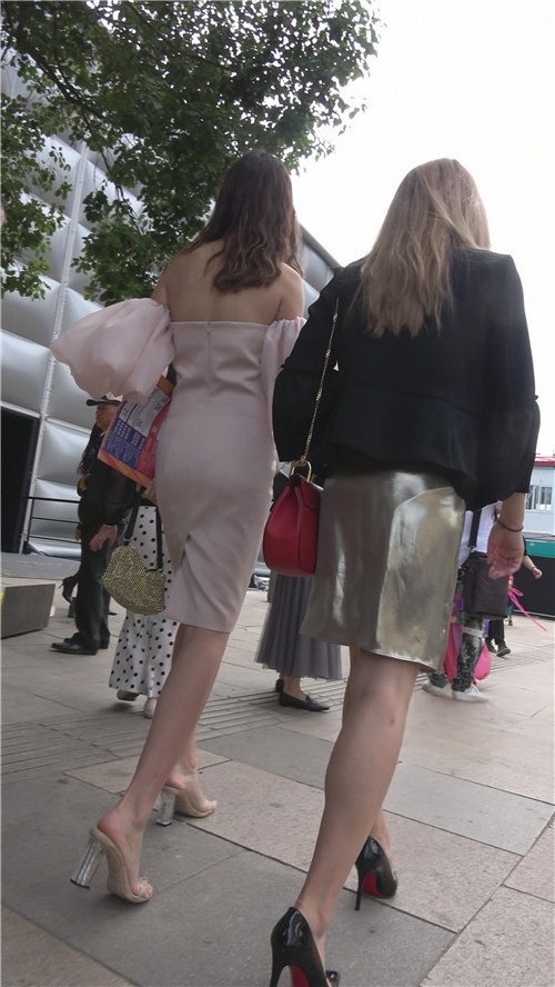 街拍两个一直在拍照的美女小姐姐[1.71G/MP4]