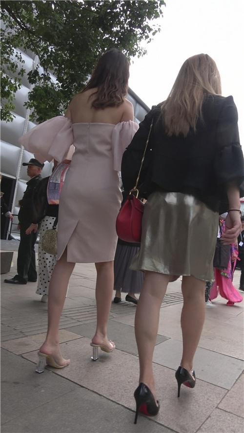 街拍两个一直在拍照的美女小姐姐[1.71G/MP4]