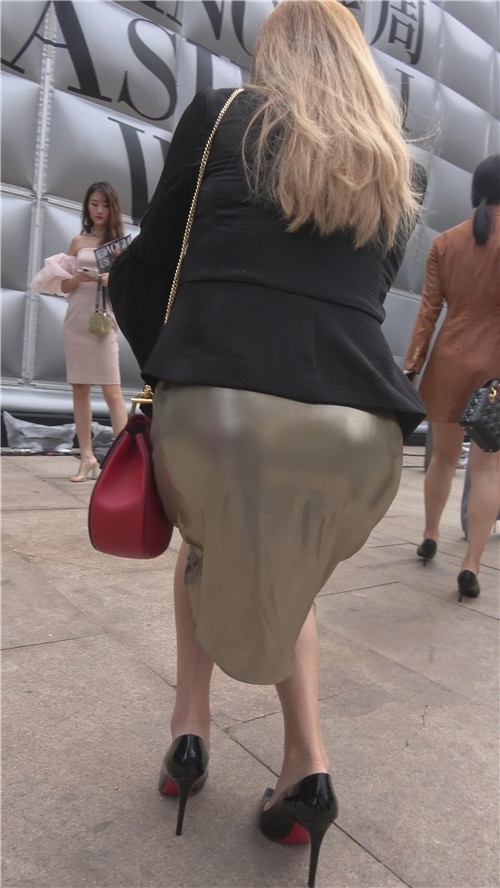 街拍两个一直在拍照的美女小姐姐[1.71G/MP4]