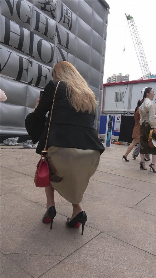 街拍两个一直在拍照的美女小姐姐[1.71G/MP4]