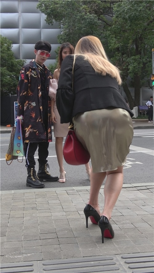 街拍两个一直在拍照的美女小姐姐[1.71G/MP4]