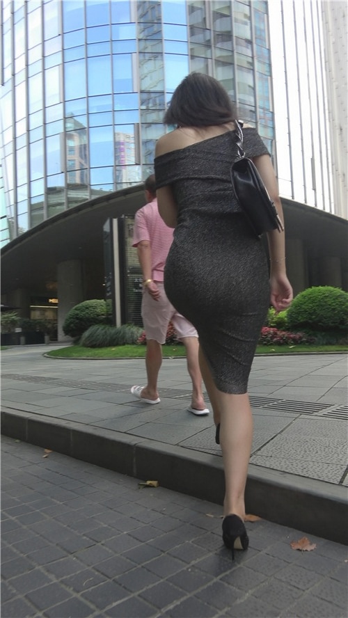 街拍连体紧身包臀裙小姐姐[1.55G/MP4]