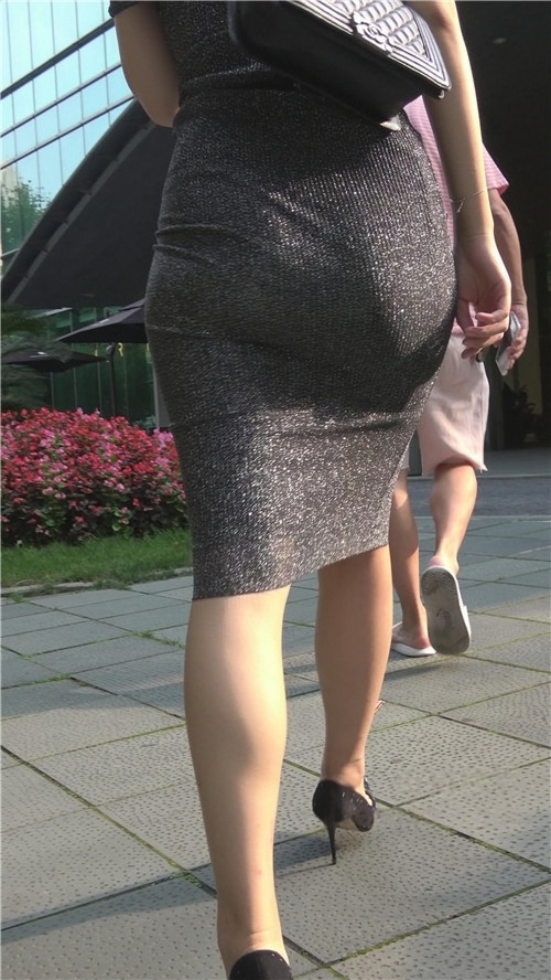 街拍连体紧身包臀裙小姐姐[1.55G/MP4]