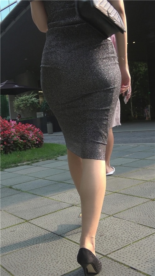 街拍连体紧身包臀裙小姐姐[1.55G/MP4]