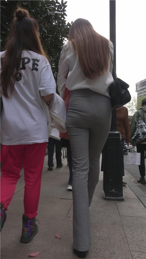 街拍丰腴紧身裤小姐姐[2.29G/MP4]