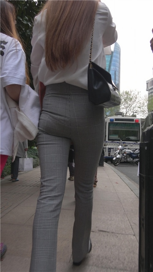 街拍丰腴紧身裤小姐姐[2.29G/MP4]