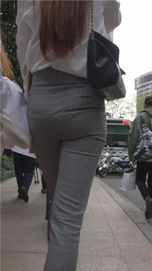 街拍丰腴紧身裤小姐姐[2.29G/MP4]
