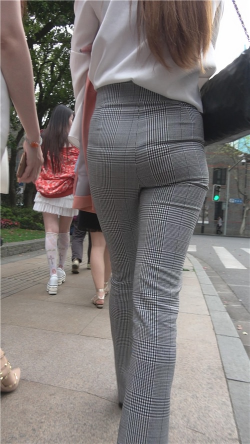 街拍丰腴紧身裤小姐姐[2.29G/MP4]