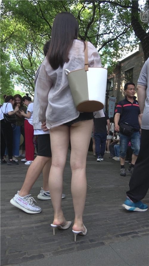 漂亮的黑色热裤月牙美女[1.78G/MP4]