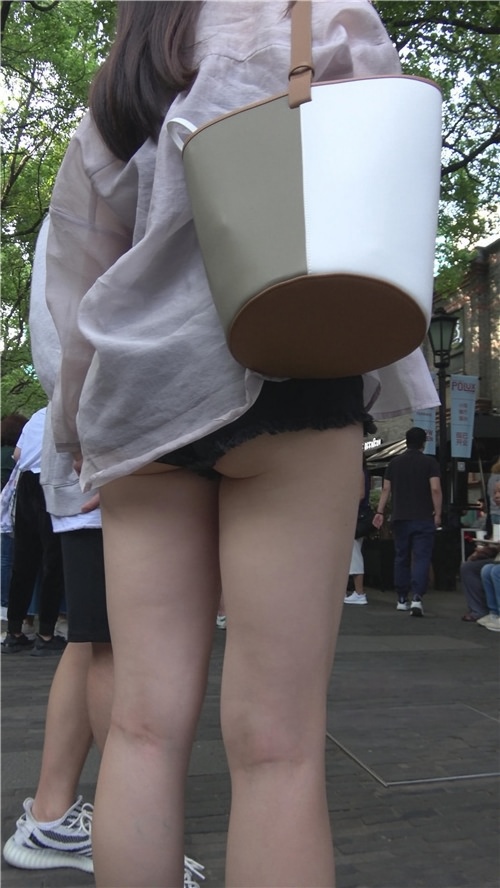 漂亮的黑色热裤月牙美女[1.78G/MP4]