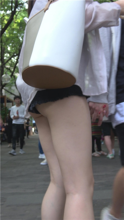 漂亮的黑色热裤月牙美女[1.78G/MP4]