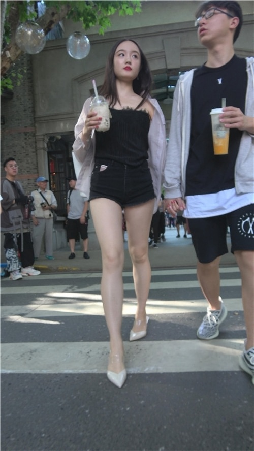 漂亮的黑色热裤月牙美女[1.78G/MP4]