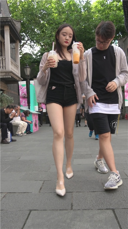 漂亮的黑色热裤月牙美女[1.78G/MP4]