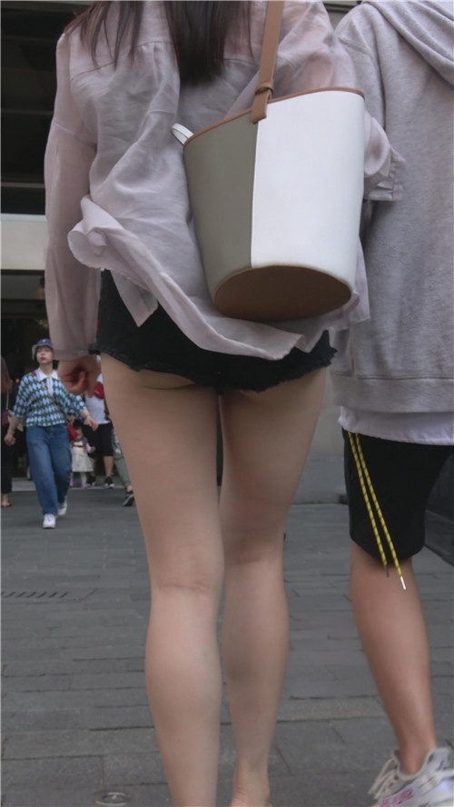 漂亮的黑色热裤月牙美女[1.78G/MP4]